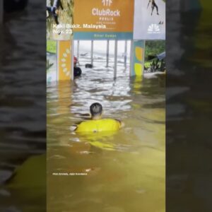 Flooding displaces thousands across Malaysia