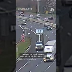 Video shows a dump truck slamming into a sign on Ohio highway