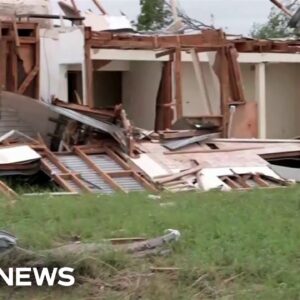 Destructive tornado tears through Texas neighborhood