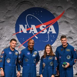 LIVE: Trump hosts Artemis II crew at White House | NBC News