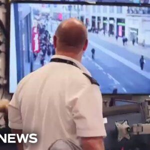 Police target London phone-snatching gangs