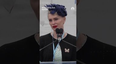 Epstein survivors and Virginia Giuffre's family pay tribute to her in D.C.