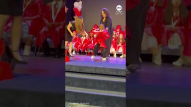 Florida kindergartener runs to mom during graduation ceremony