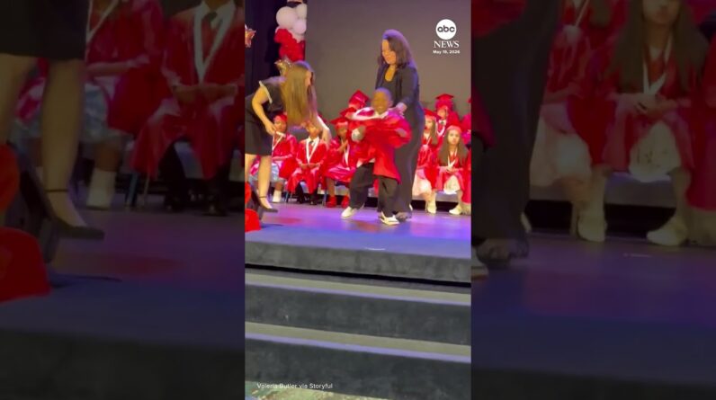 Florida kindergartener runs to mom during graduation ceremony