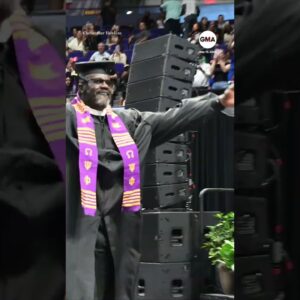 Shaq trolls Charles Barkley on stage