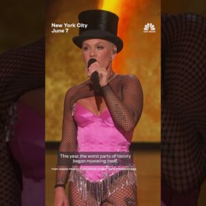 Pink recognizes Broadway's bravery during Tony's monologue